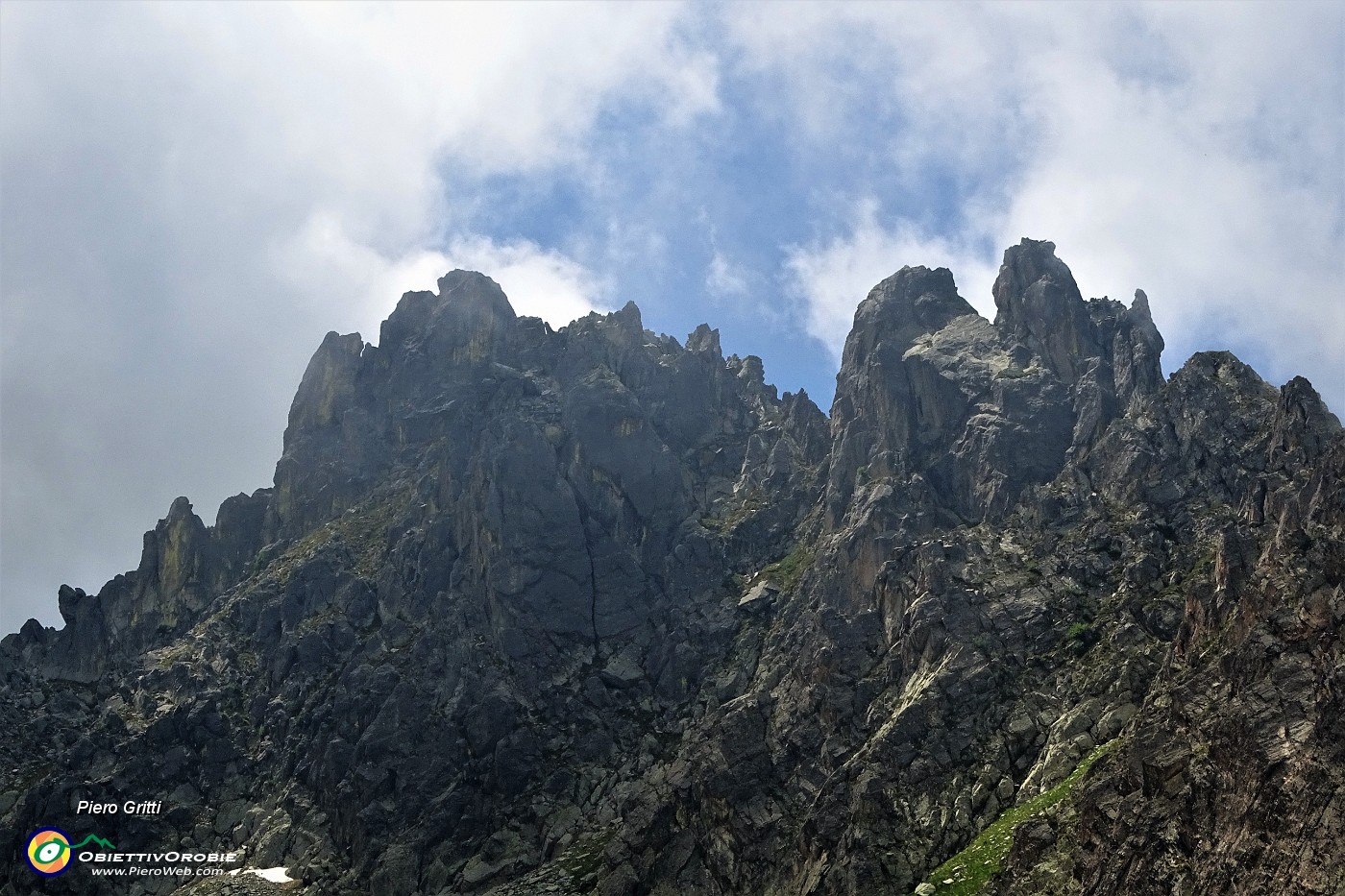 65 I Corni maggiori, a sx il Corno di Sardegnana (2420 m) con la croce (non visibile).JPG